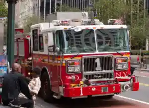 Xe cứu hỏa của FDNY đỗ ở trung tâm Manhattan.